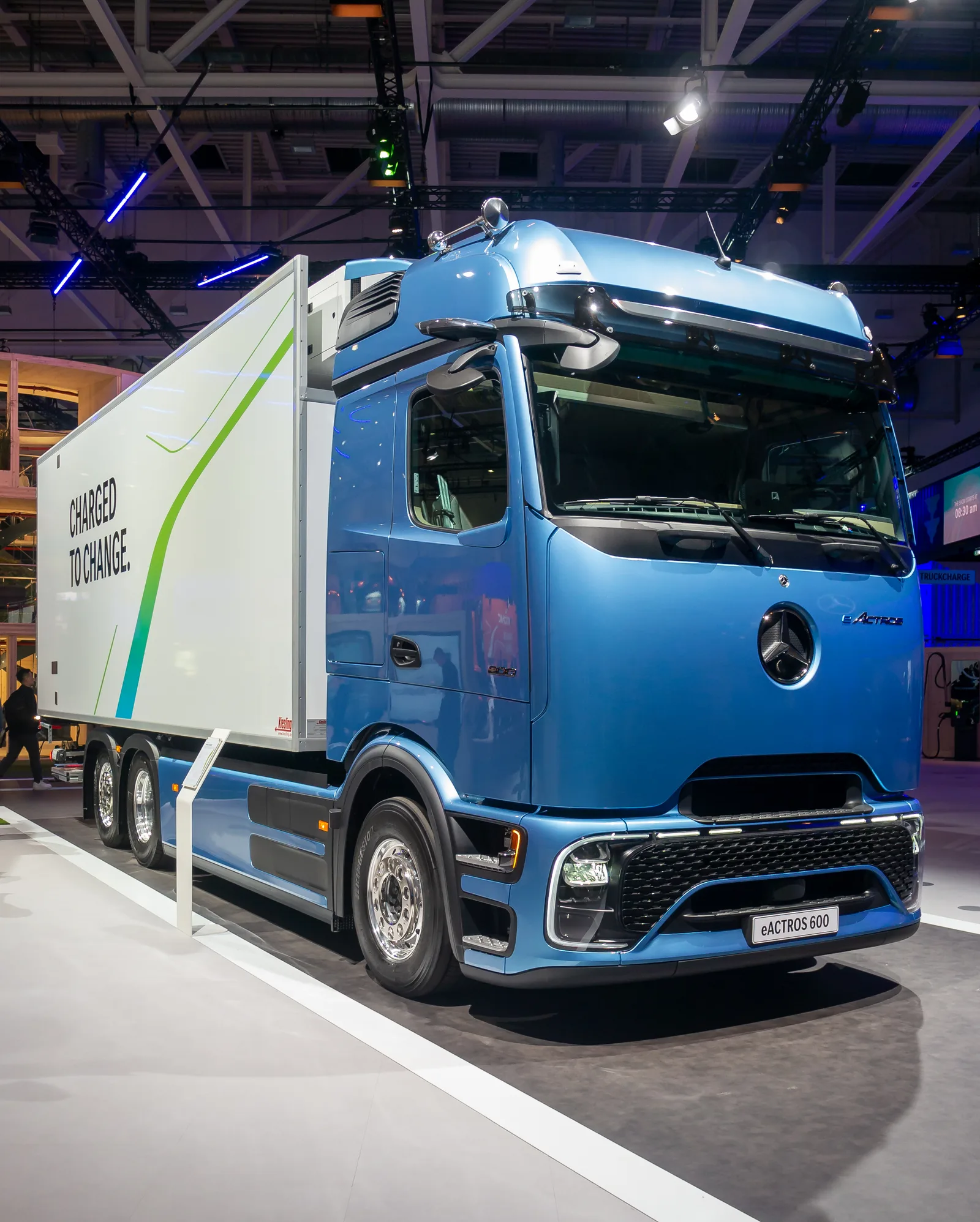 하노버 IAA 트랜스포테이션에 전시된 메르세데스-벤츠 eActros 600 냉동탑차 측면