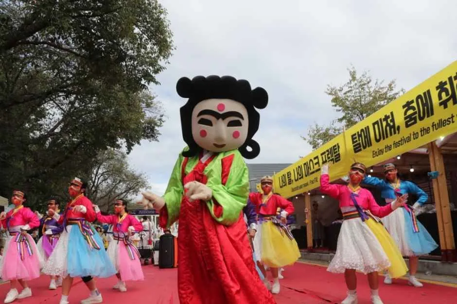 안동국제탈춤페스티벌 거리 퍼레이드에서 대형 마스코트와 색동 한복을 입은 공연단이 행진하는 모습
