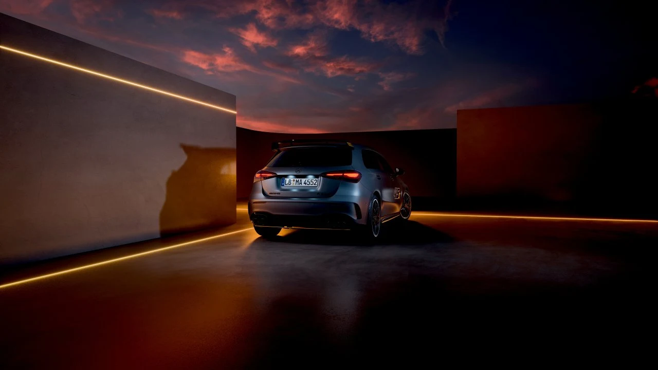 메르세데스-AMG A45 S 파이널 에디션의 후면부, 루프 스포일러와 리어 콤비네이션 램프가 보인다