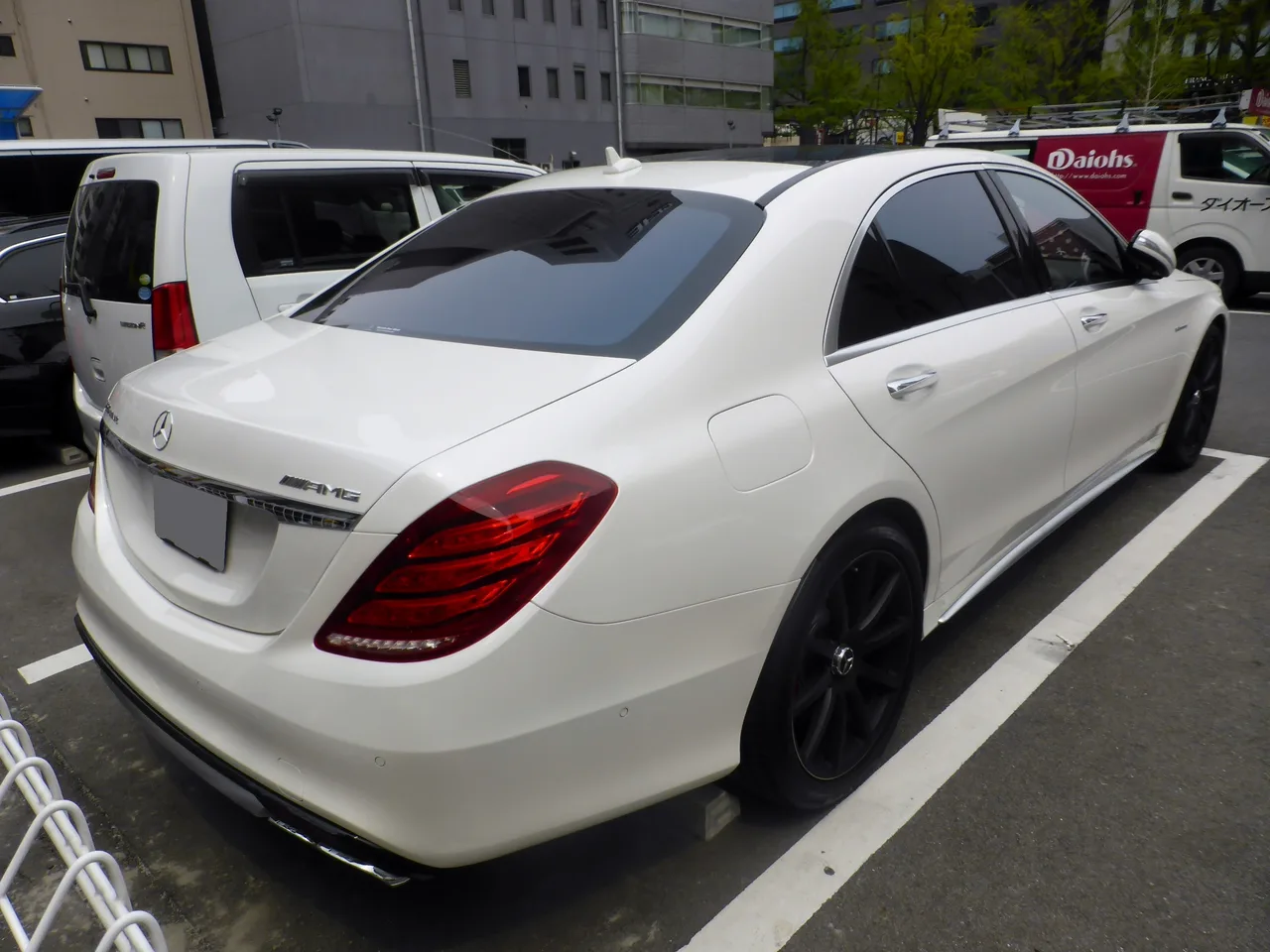 메르세데스-AMG S63 후면부, V222 세대 세단이 보인다