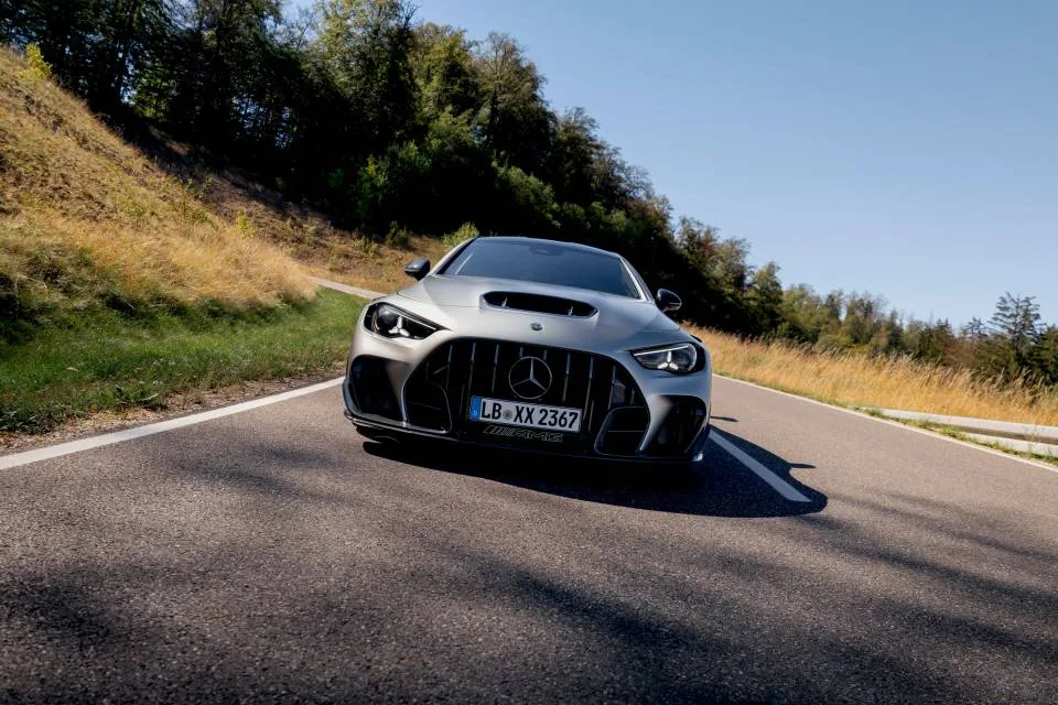 정면에서 바라본 메르세데스-AMG CLE 646의 파나메리카나 그릴과 와이드 프론트 범퍼