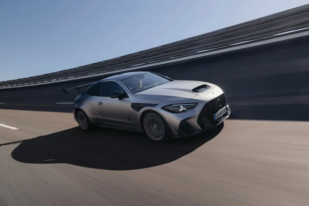 낮은 각도에서 촬영한 메르세데스-AMG CLE 646의 프론트 펜더 에어벤트와 와이드 휠아치