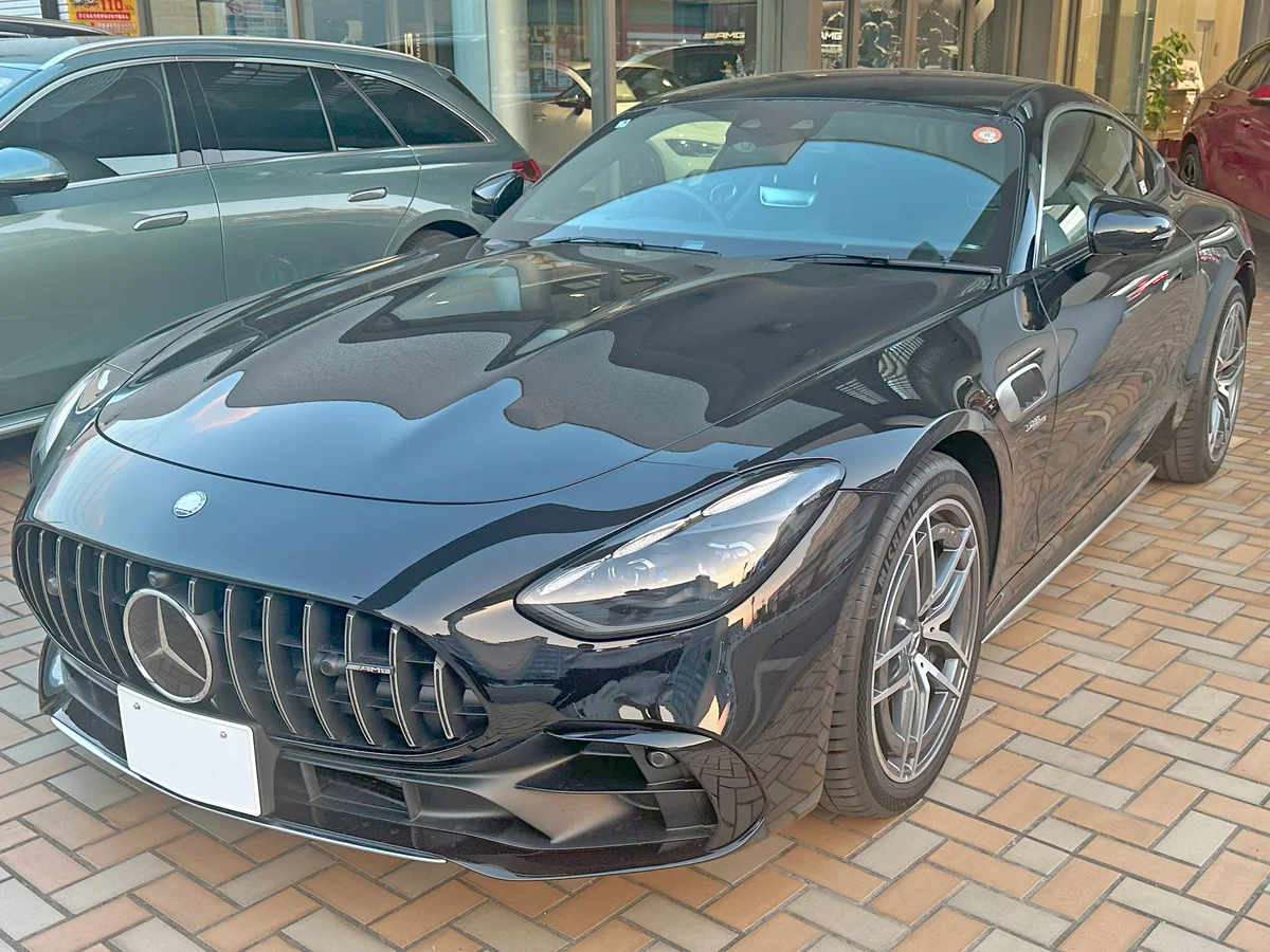 검은색 메르세데스-AMG GT 43 쿠페의 전면, 판암 그릴과 낮은 전면 범퍼가 보인다