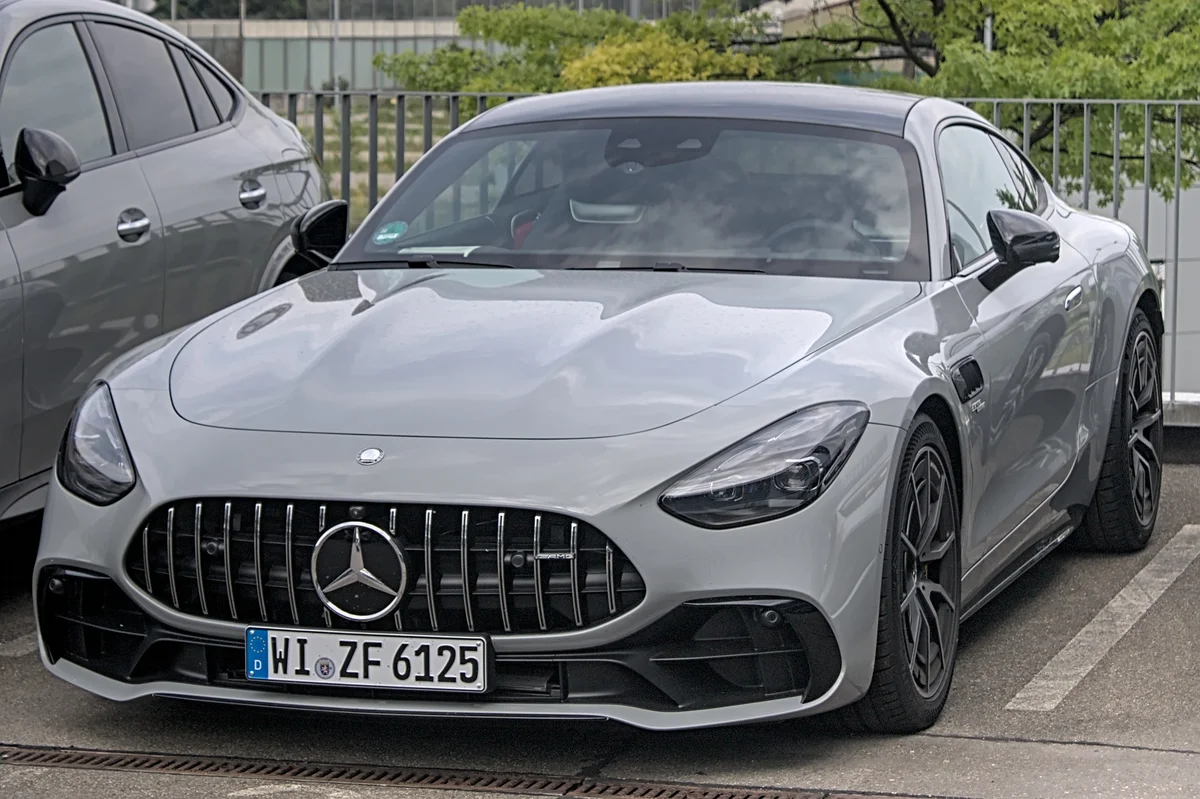 독일 번호판을 단 회색 메르세데스-AMG GT 43 쿠페의 전면, 판암 그릴과 낮은 보닛이 보인다