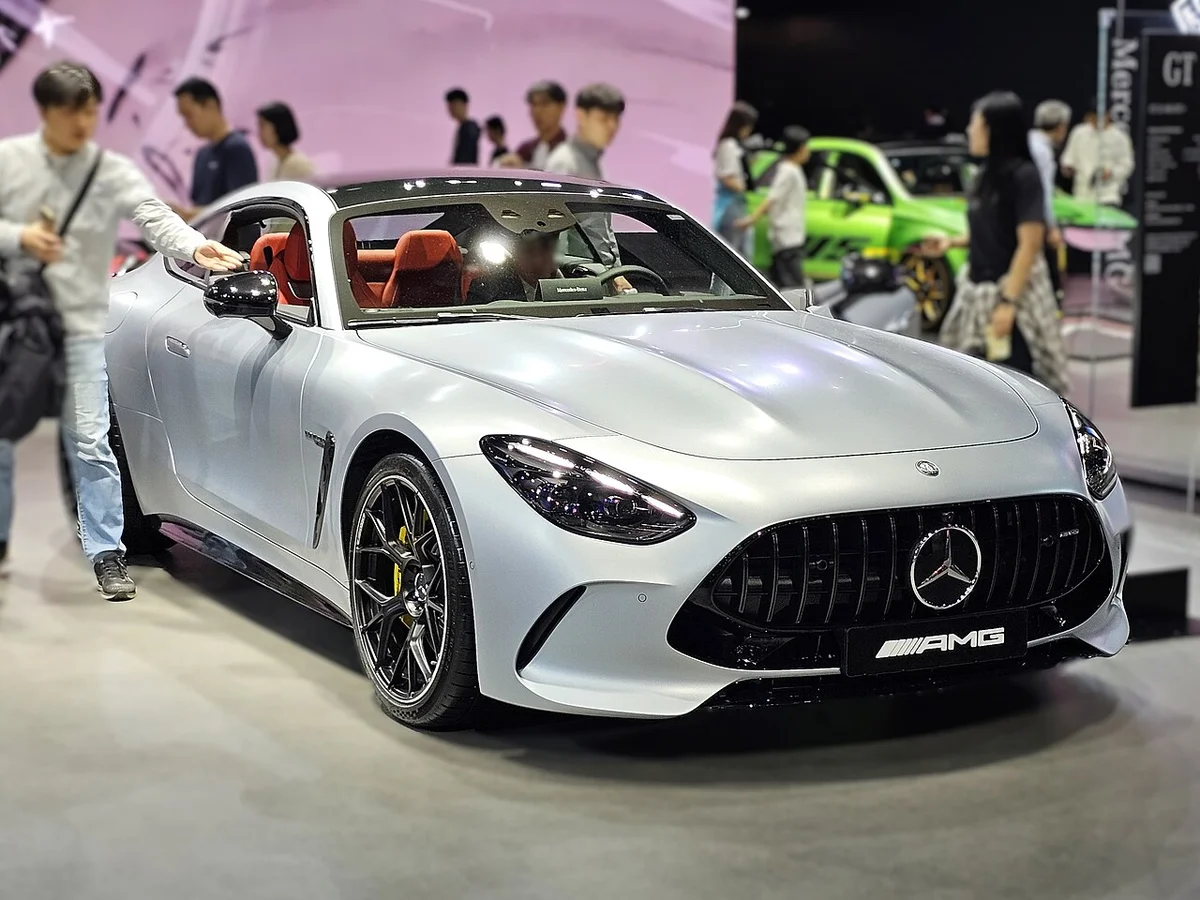 서울모빌리티쇼 전시장에 놓인 은색 메르세데스-AMG GT 55 4MATIC+ 쿠페의 전면 비스듬한 모습