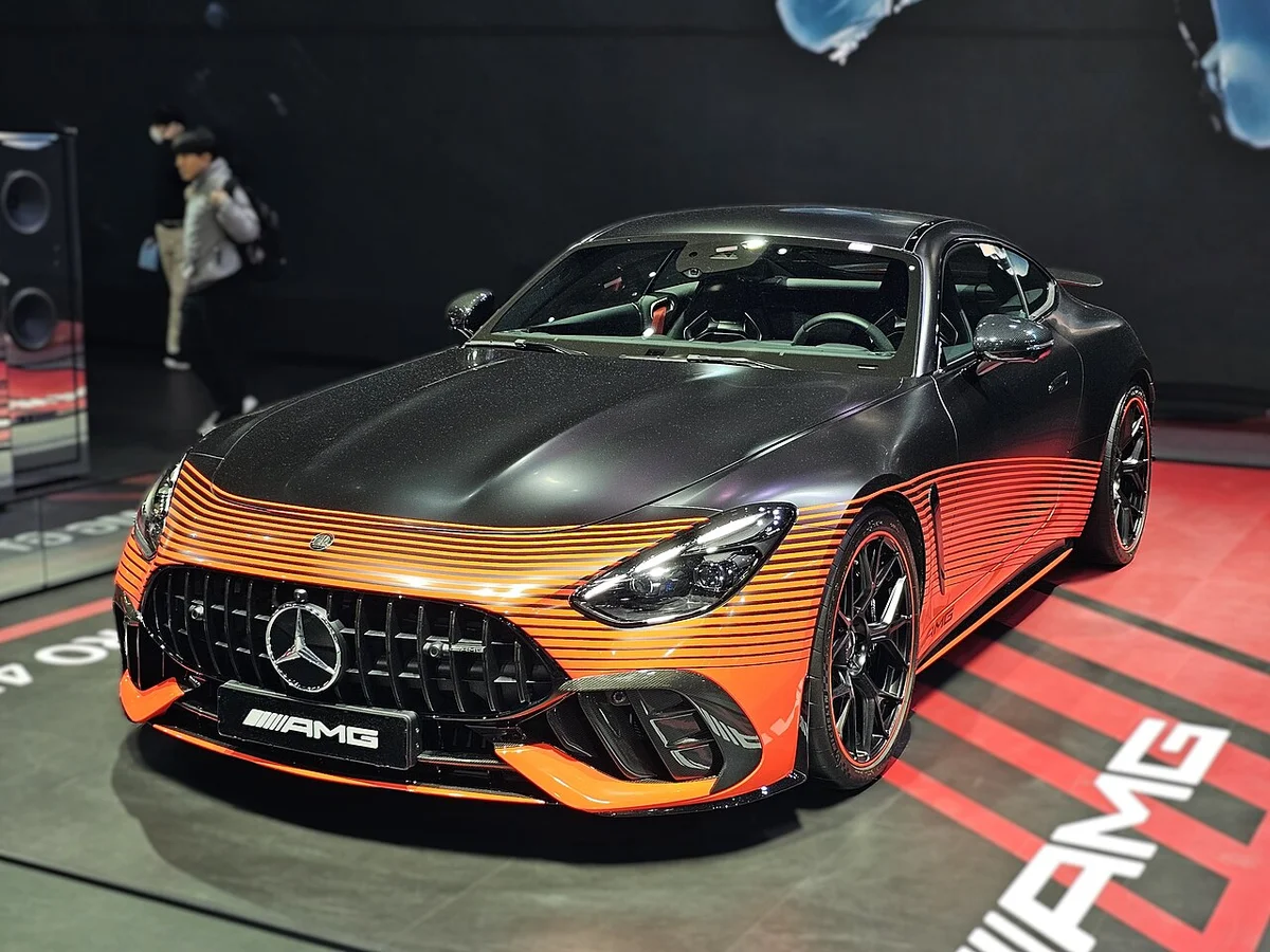 서울모빌리티쇼 전시장의 무광 검정에 주황색 그래픽이 들어간 메르세데스-AMG GT 63 PRO 4MATIC+의 전면