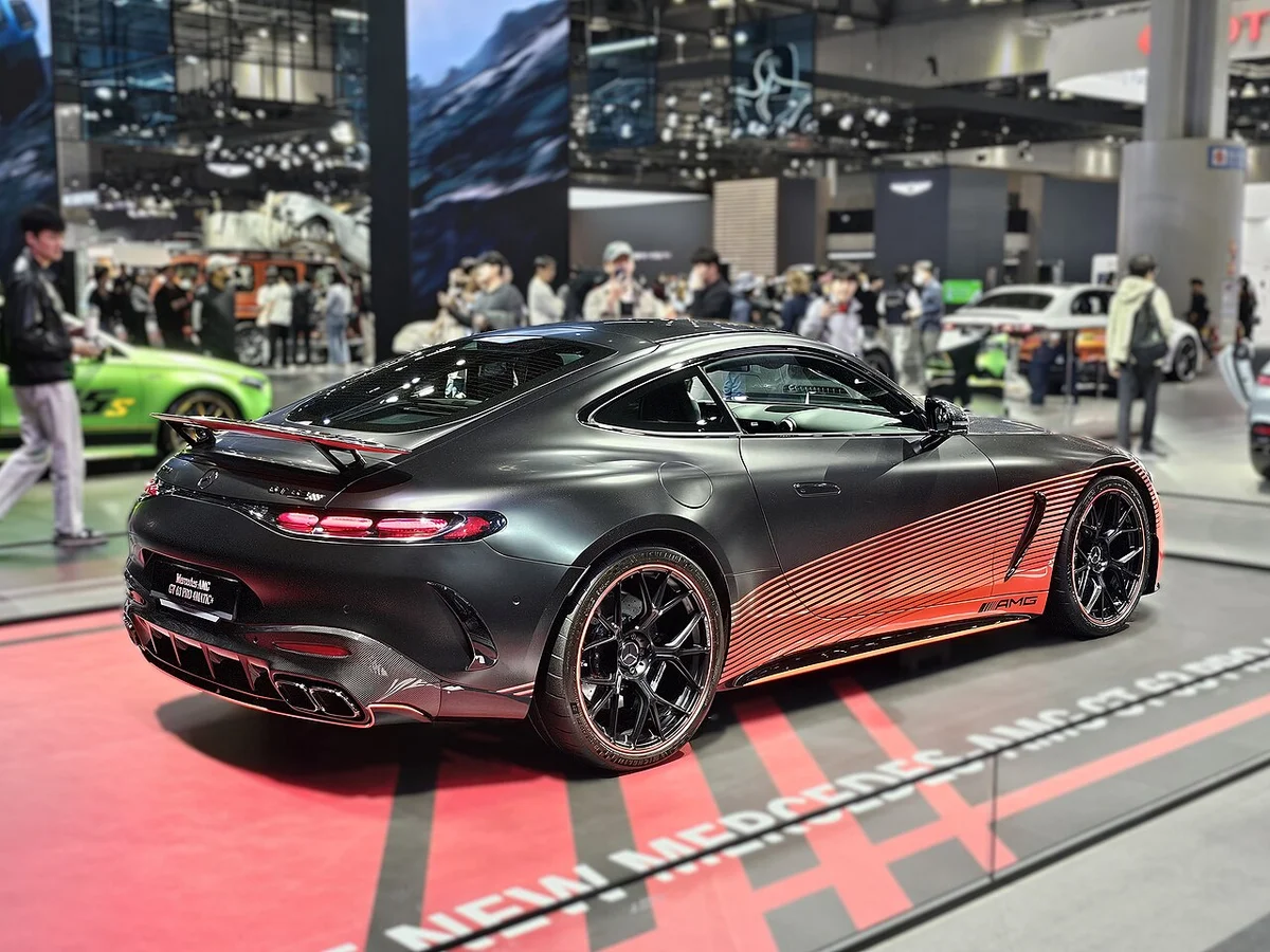 서울모빌리티쇼 전시장의 무광 검정 메르세데스-AMG GT 63 PRO 4MATIC+ 후측면, 올라간 대형 리어 윙이 보인다