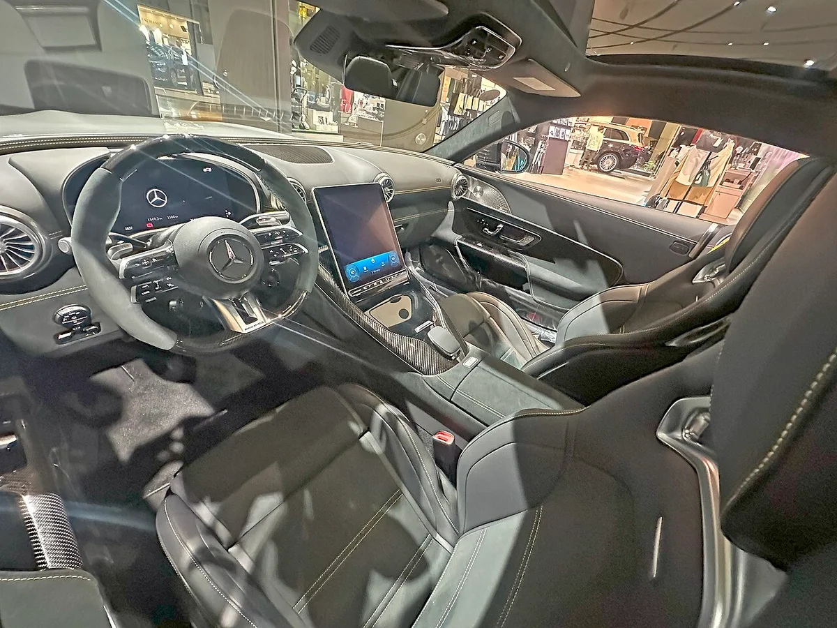 메르세데스-AMG GT 63 S E 퍼포먼스의 운전석과 센터 콘솔, 디지털 계기판과 중앙 디스플레이가 보인다