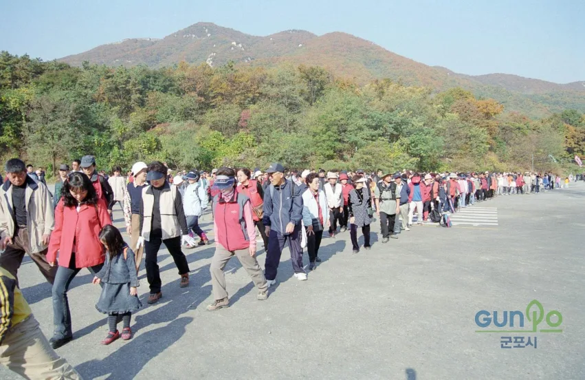 가을 단풍이 물든 수리산 자락 산책로를 따라 걷는 시민들