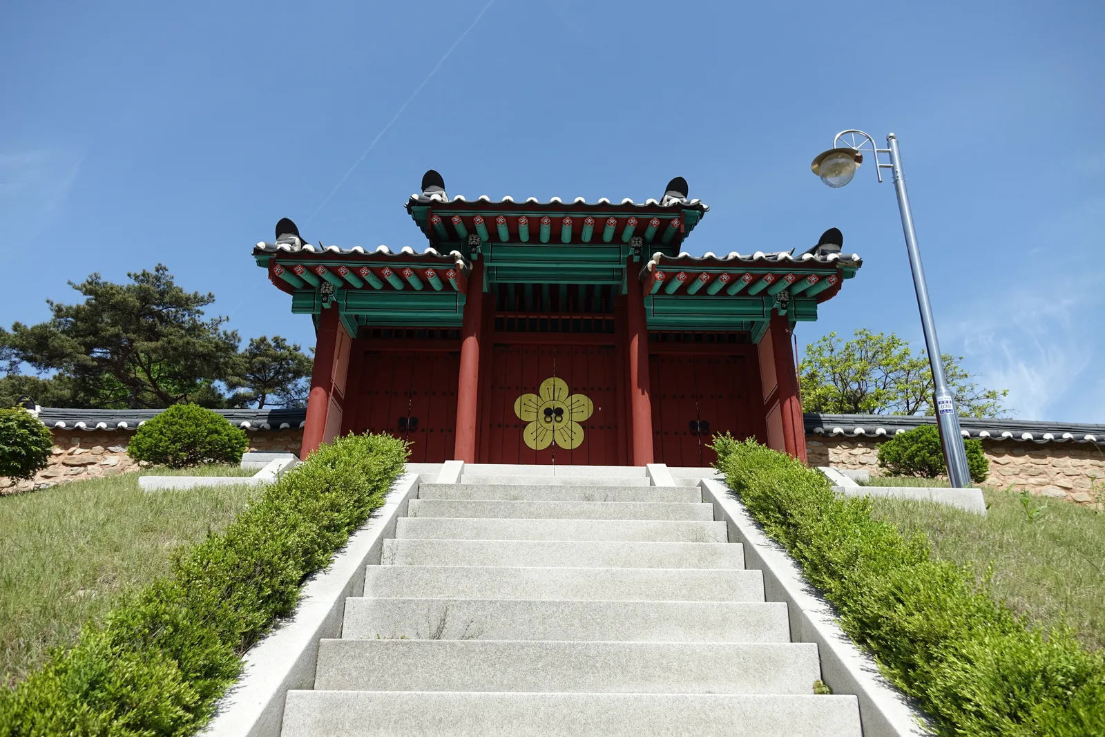 붉은 단청과 화강암 계단이 어우러진 수리산 자락의 전통 양식 문