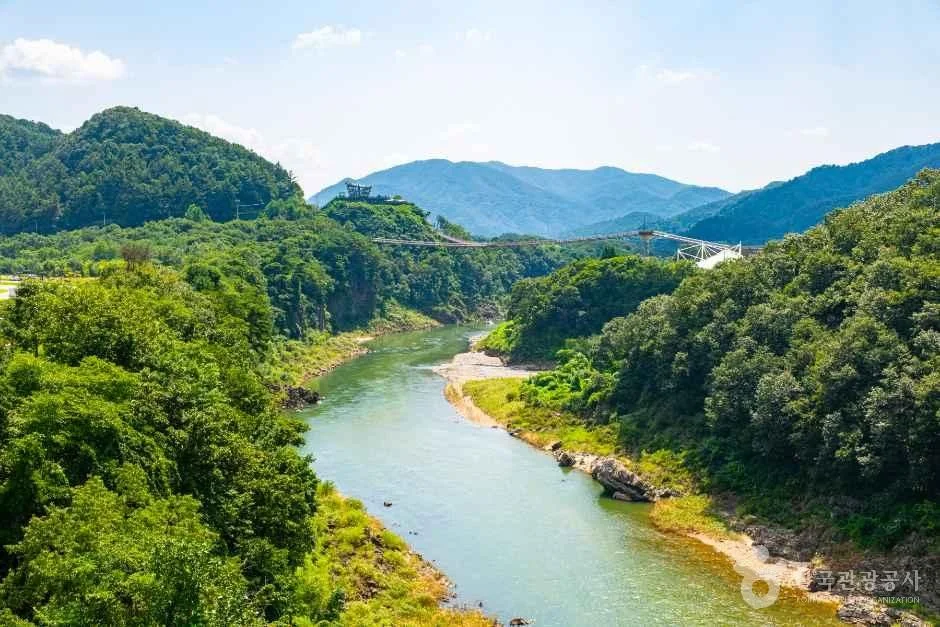 초록 산 사이로 굽이쳐 흐르는 한탄강