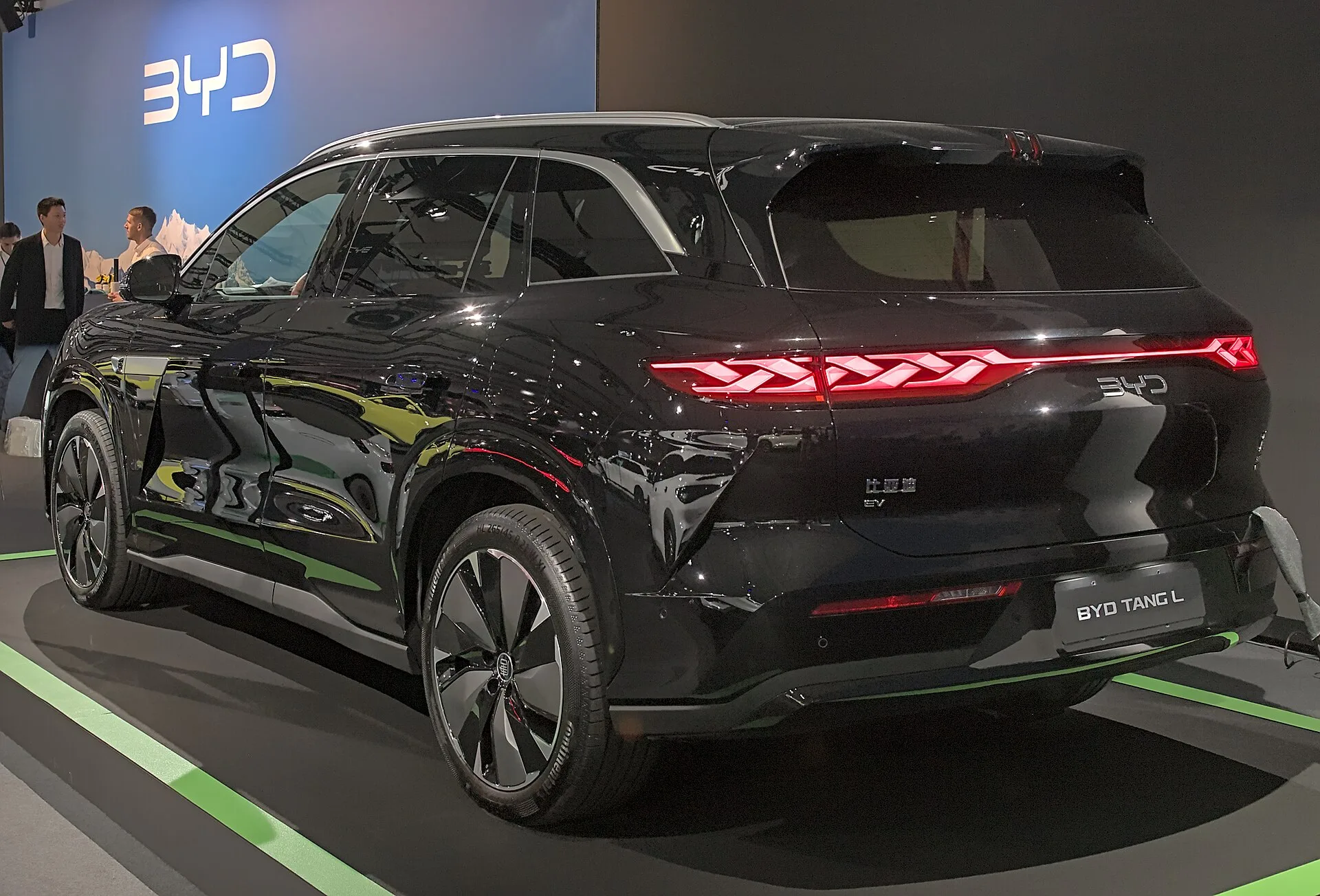 검은색 BYD 탕 L 후면 사진, 가로로 이어진 붉은 테일램프와 BYD 로고가 보인다