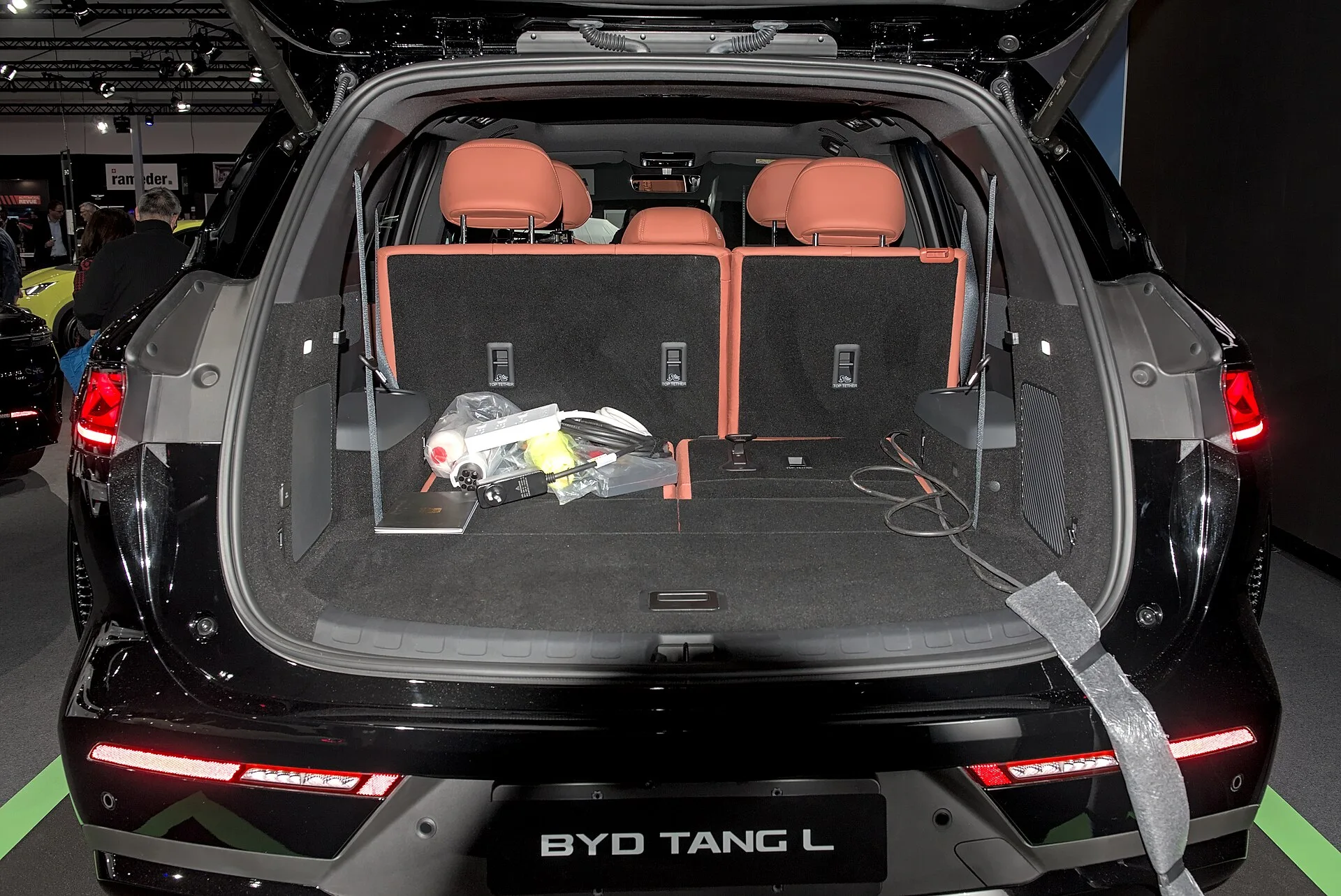 BYD 탕 L 전시차의 열린 트렁크 뒷모습, 주황색 시트 뒷면이 보인다
