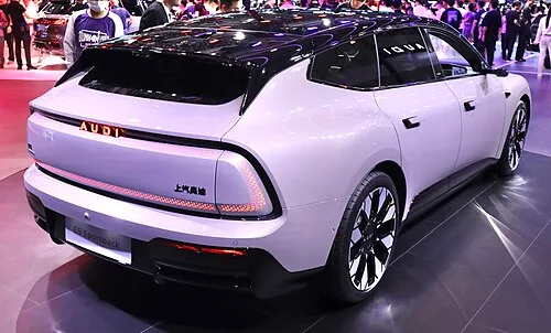 흰색 아우디 E5 스포트백의 후면부, AUDI 레터링과 上汽奥迪(상하이자동차 아우디) 한자 표기, 가로형 테일램프가 보인다
