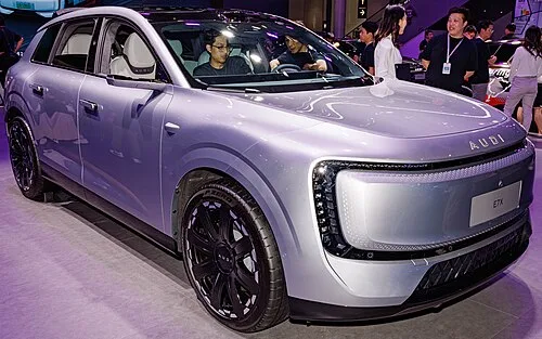아우디 E7X 대형 SUV의 외관, AUDI 레터링 그릴과 SUV 실루엣이 보인다