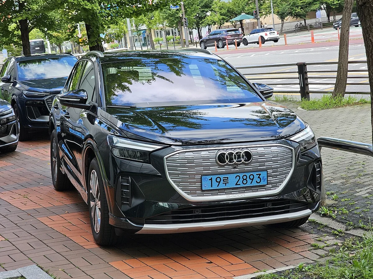 검은색 아우디 Q4 45 e-트론의 전면과 측면, 닫힌 싱글프레임 그릴이 보인다