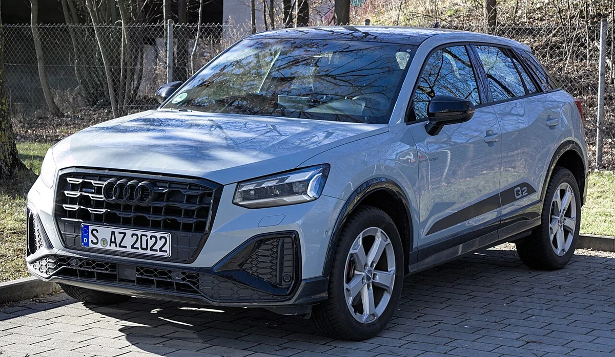 은회색 아우디 Q2 부분변경 모델의 전측면, 육각형 그릴이 보인다