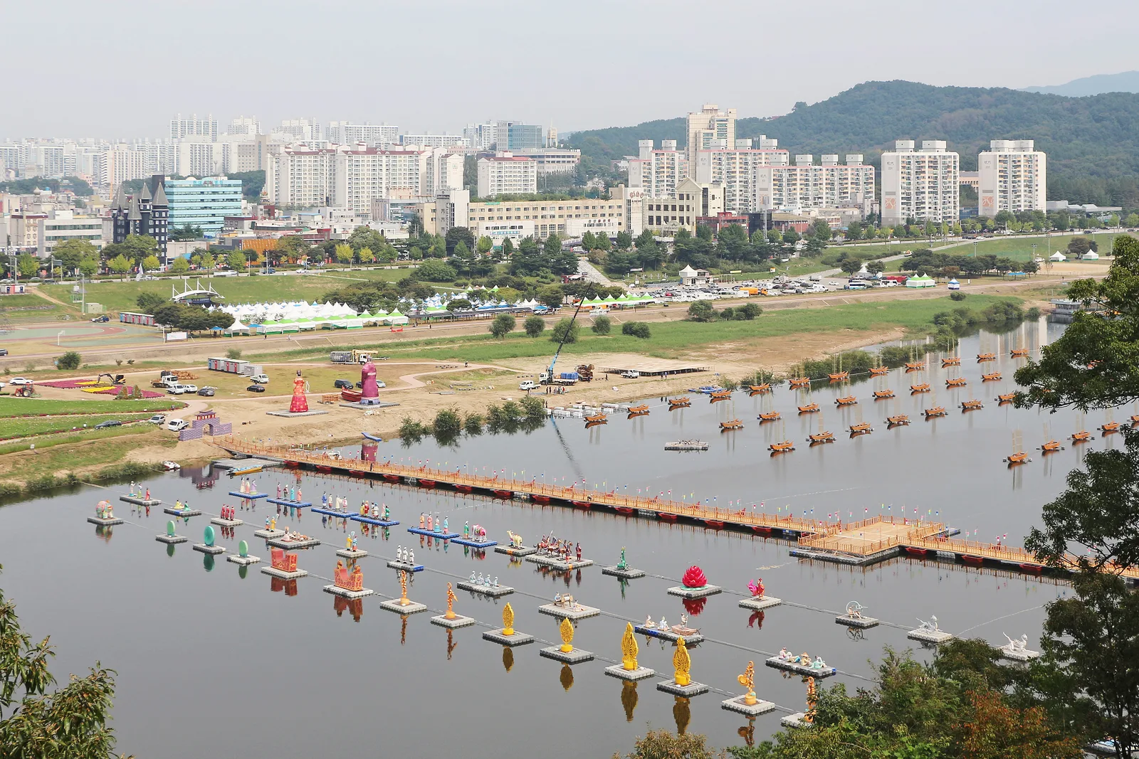 "작년 그 주차장에 대면 헛걸음입니다"… 백제문화제, 부여 행사장이 시가지로 내려왔습니다