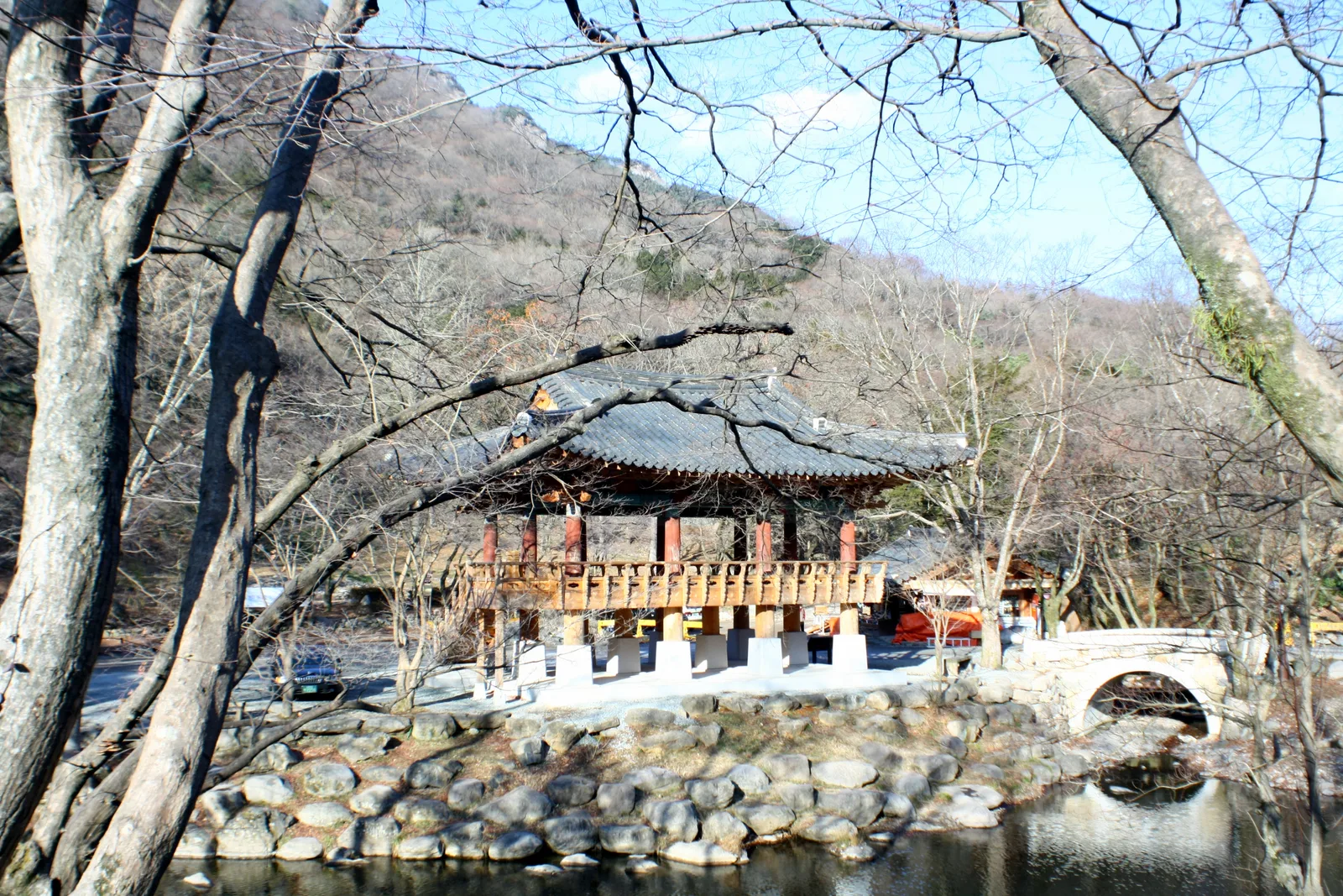 겨울철 백양사 쌍계루와 돌다리, 잎이 진 나무 사이로 보이는 누각과 계곡