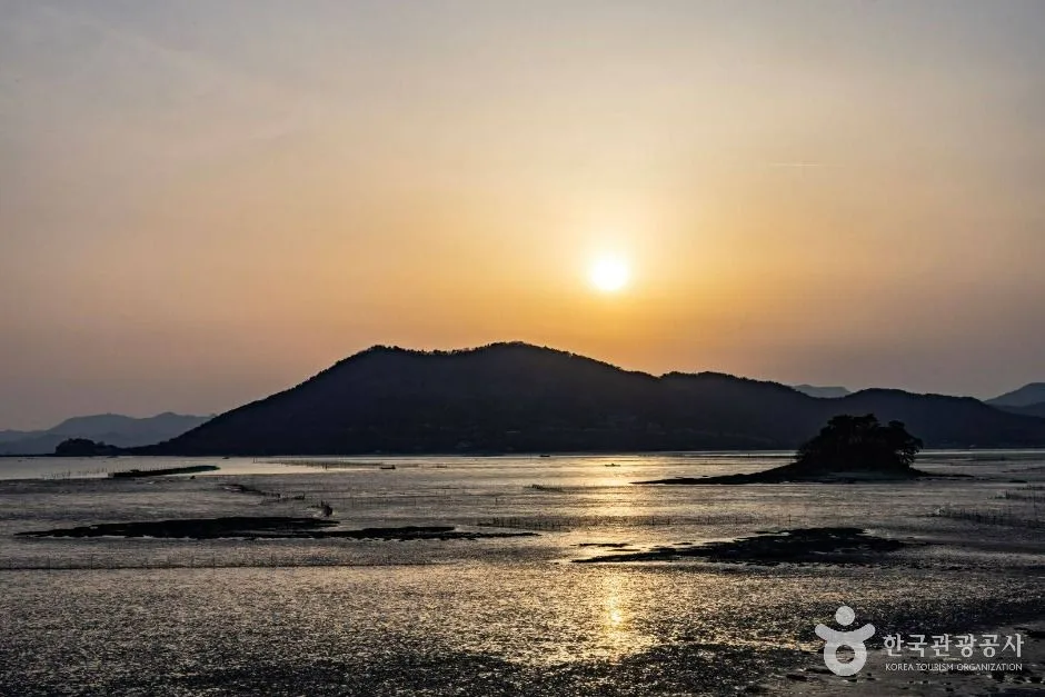 와온해변 방면의 해 지는 갯벌과 산 능선