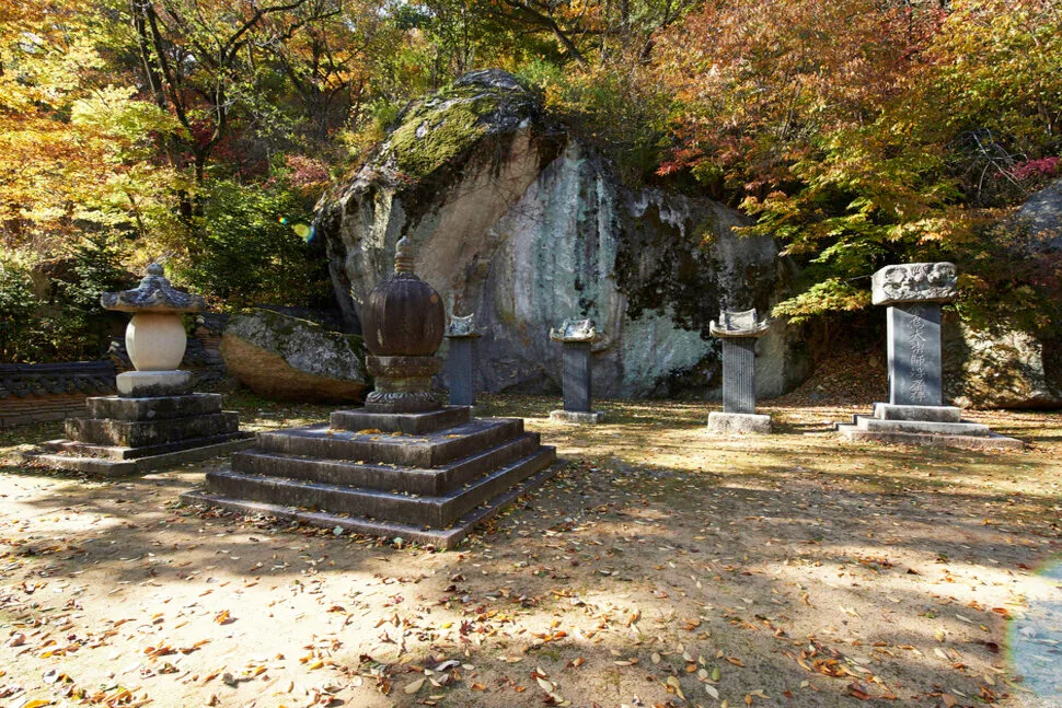 법주사 경내 승탑(부도)군, 커다란 바위 앞에 늘어선 돌 승탑들과 가을 단풍이 어우러진 모습
