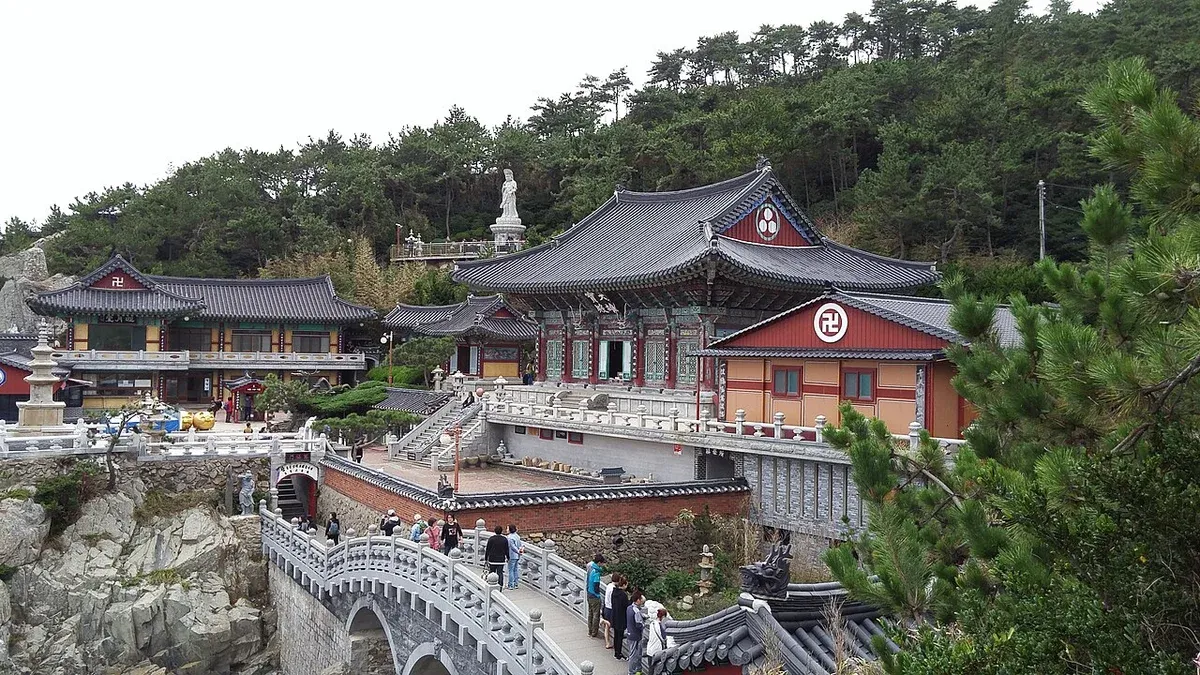 대웅전과 돌다리, 바위 해안이 한눈에 보이는 해동용궁사 경내 전경