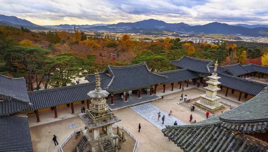 불국사 다보탑과 마당, 멀리 산줄기가 보이는 단풍철 풍경