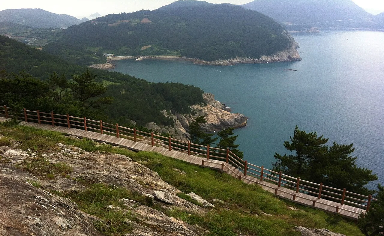 "'비렁'은 벼랑의 여수 사투리"… 18.5km 해안절벽을 걷는 금오도 비렁길