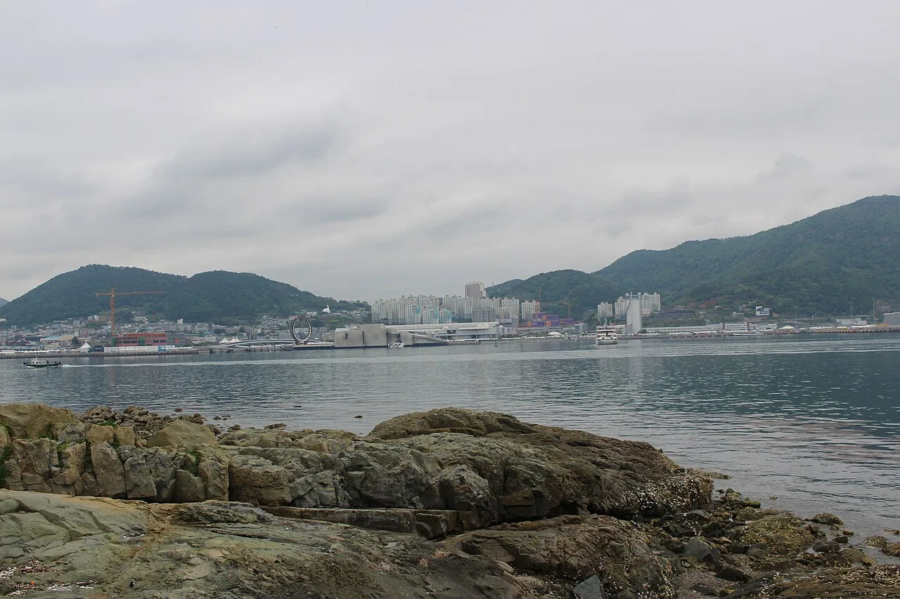 여수 엑스포 해양공원 건물과 오동도가 보이는 여수항 아일랜드 전경