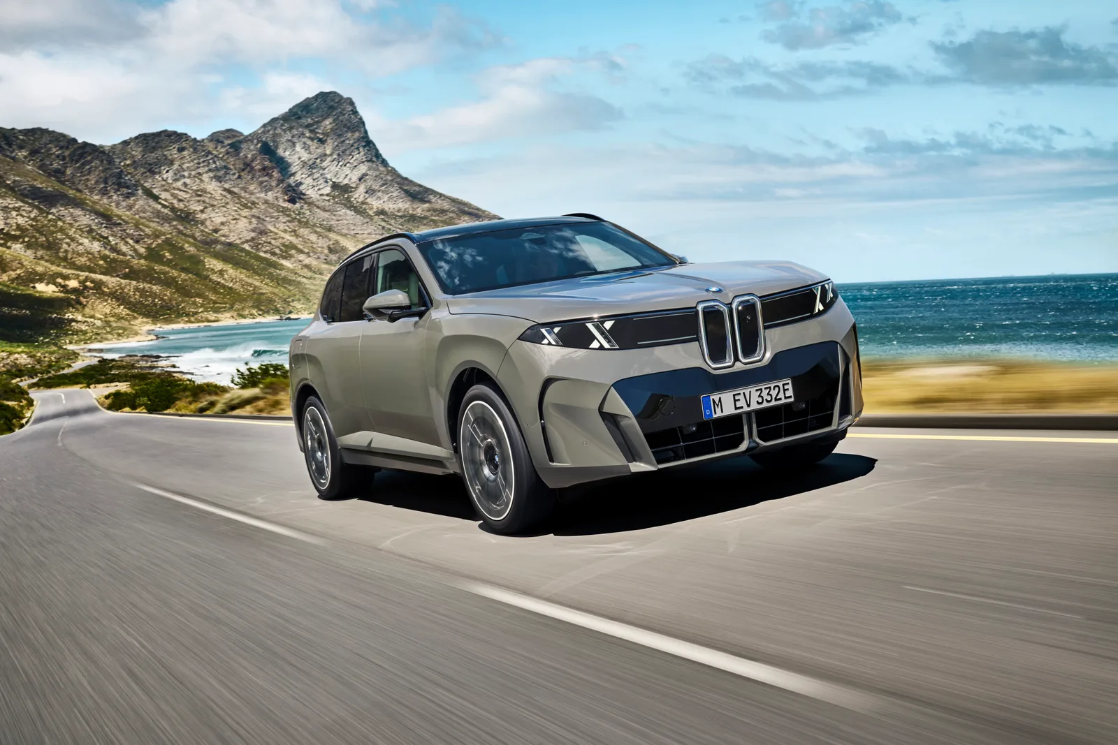 노이어클라쎄 디자인언어를 적용한 신형 BMW X5의 정면 주행 모습, 수직 정렬된 킥니 그릴과 더블-X 헤드램프가 보인다