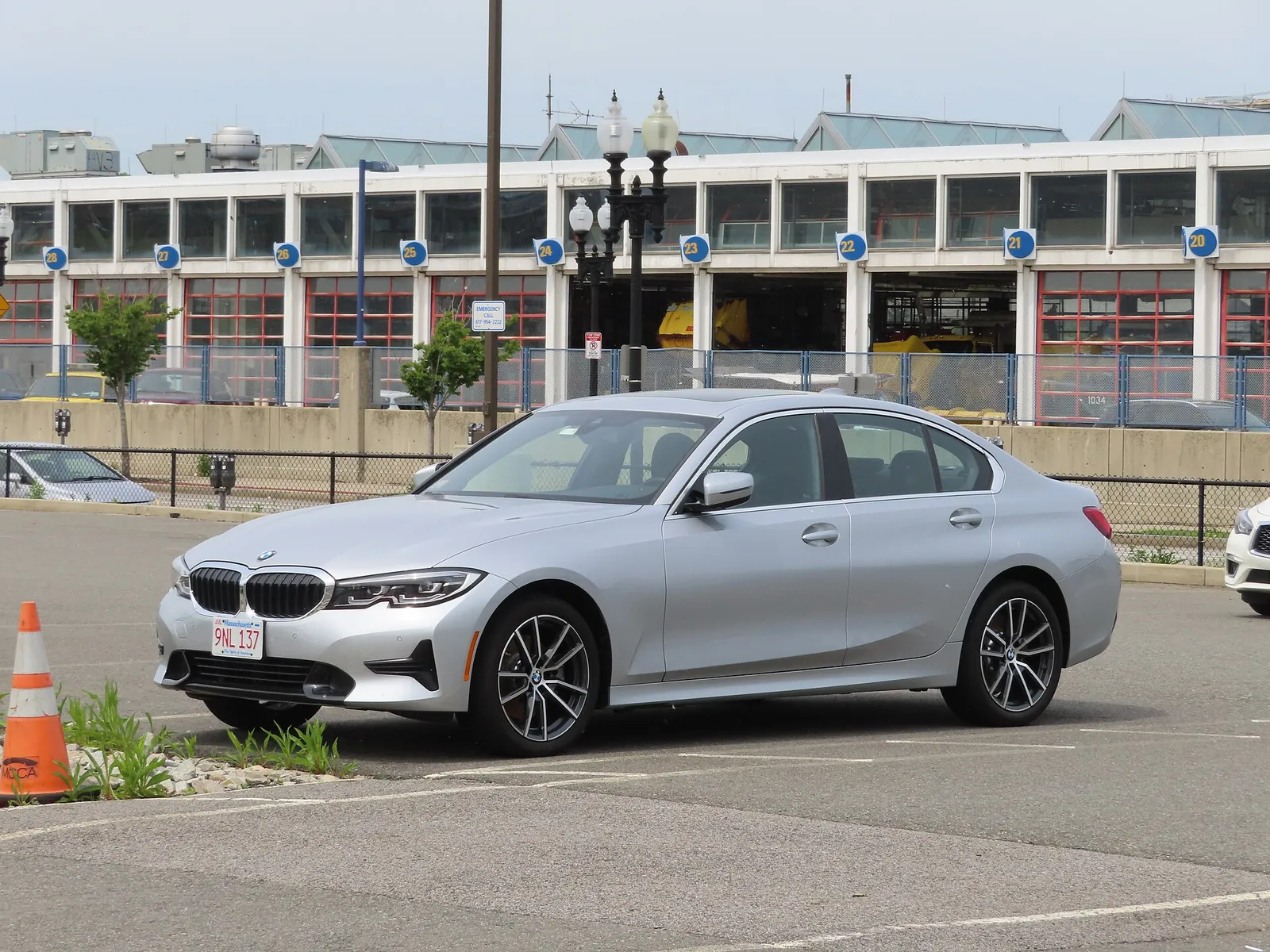은색 BMW G20 세대 3시리즈 세단의 전면, 주차장에 세워져 있다