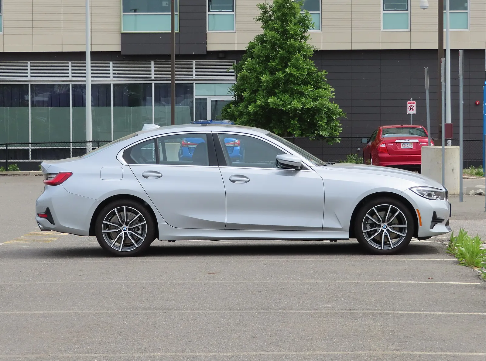 은색 BMW G20 세대 3시리즈 세단의 측면, 주차장에 세워져 있다