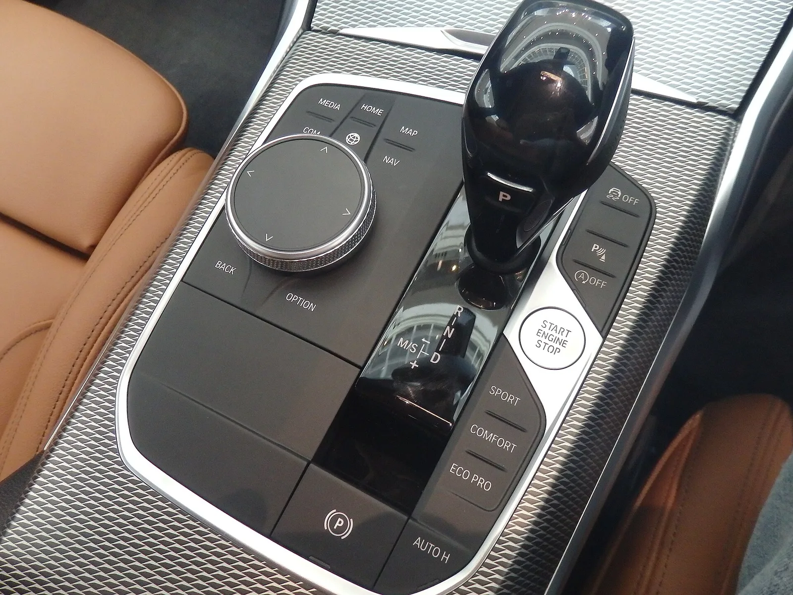 BMW G20 세대 3시리즈 센터콘솔, 동그란 iDrive 컨트롤러와 기어 셀렉터, 주행모드 버튼이 물리 조작부로 배치돼 있다
