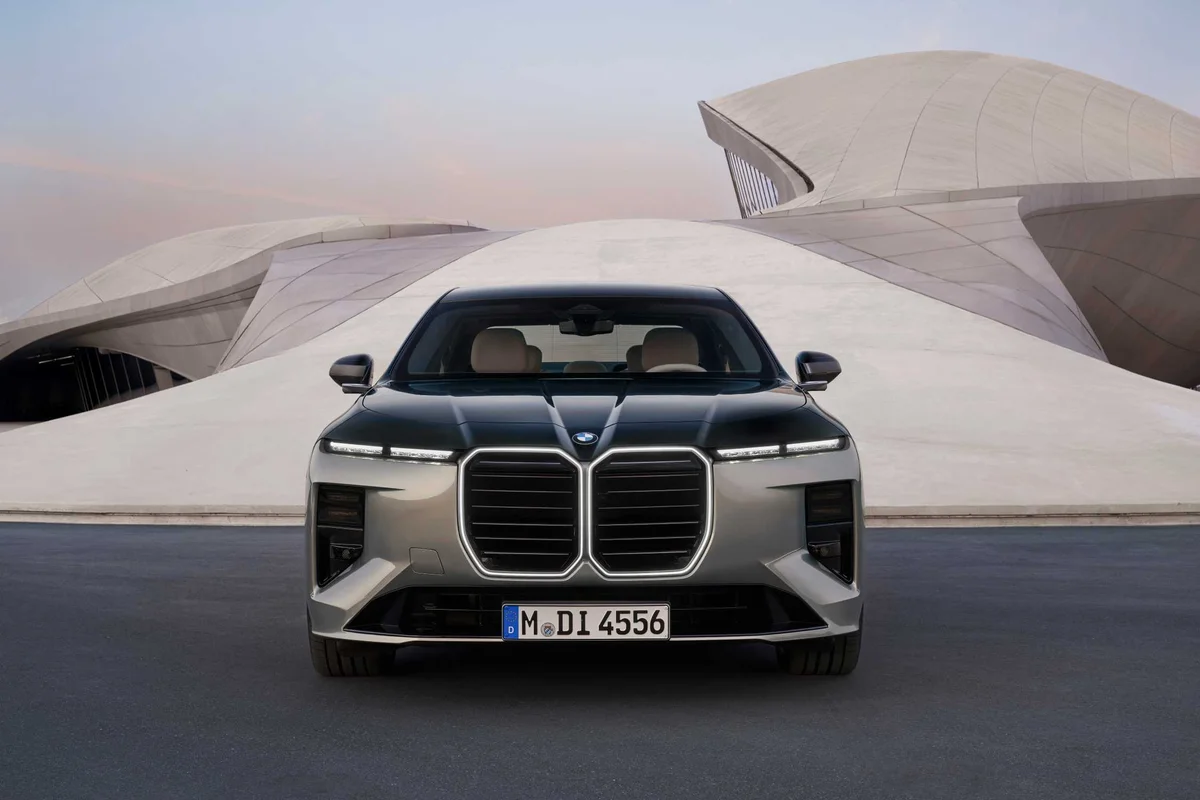 사막 건축물 앞에 선 BMW 740 xDrive 전면, 큰 키드니 그릴과 슬림한 헤드램프