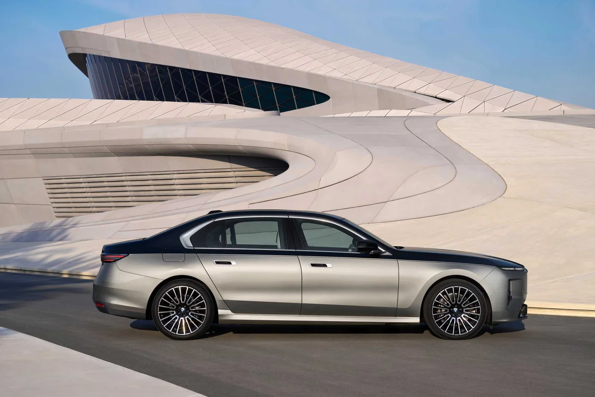 사막 도로를 달리는 BMW 740 xDrive 측면