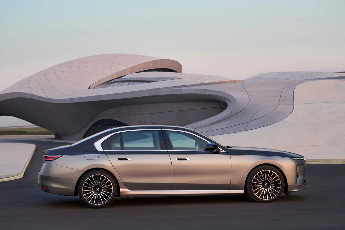 건축물 앞을 달리는 BMW 740 xDrive 후측면