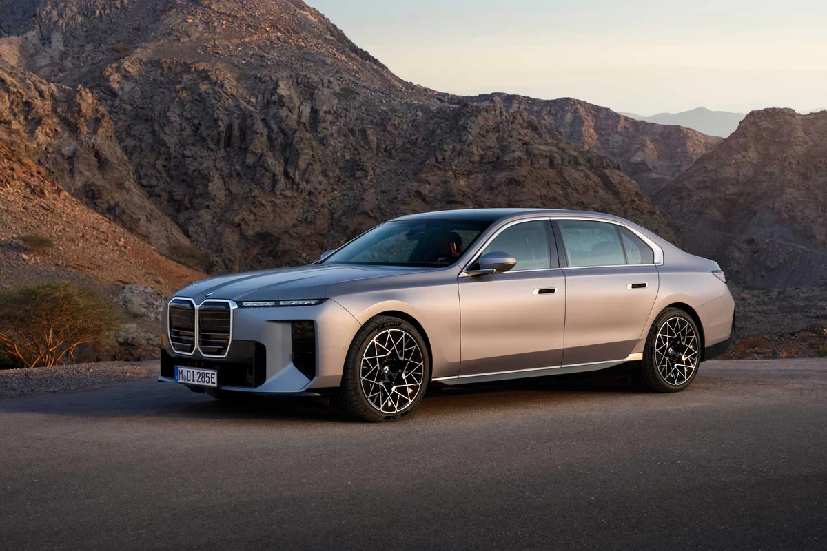 협곡 도로 앞에 선 BMW i7 60 xDrive 전측면