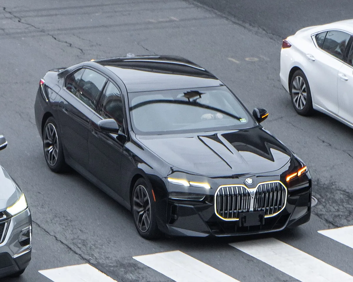 도로 위에서 내려다본 부분변경 전 BMW 740i 전면