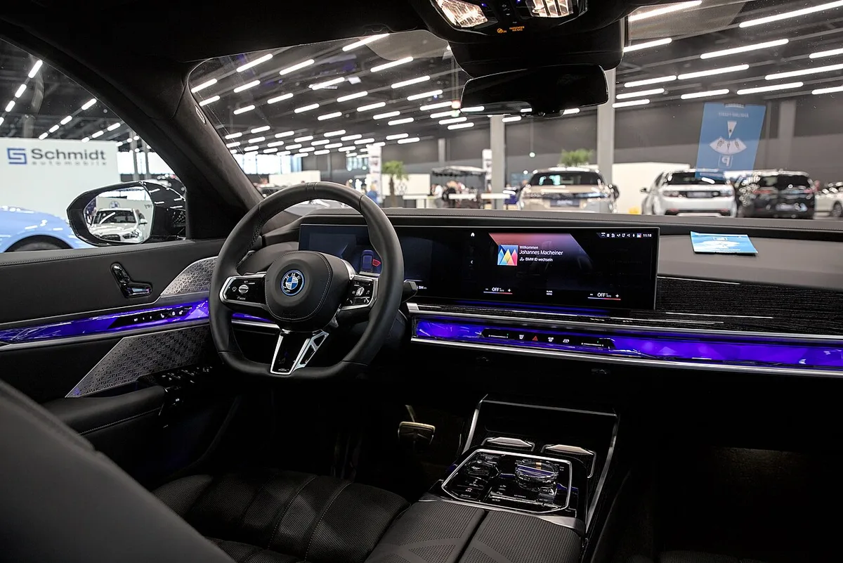 부분변경 전 BMW i7 실내, 곡면 디스플레이와 크리스털 질감 센터 콘솔