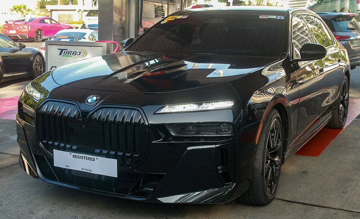 검은색 BMW 7시리즈 G70 760i xDrive의 전면, 세로형 키드니 그릴과 분리형 헤드램프가 보인다