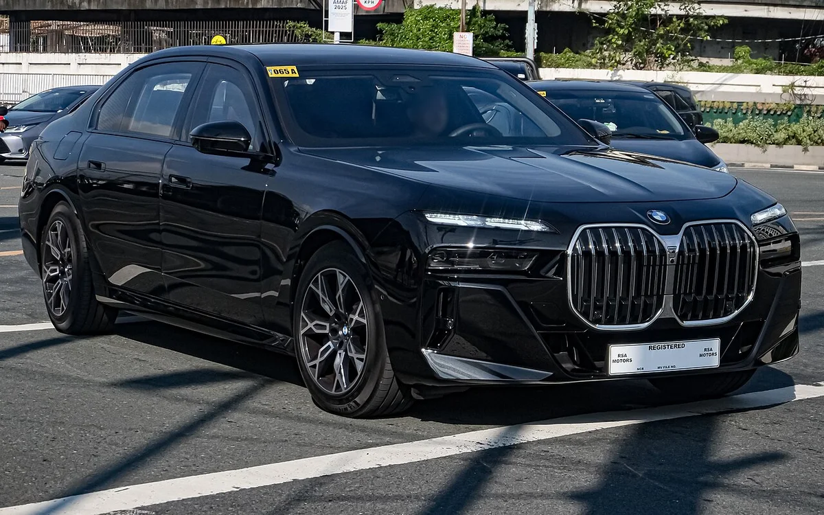 검은색 BMW 7시리즈 G70 760i xDrive의 전측면, 세로형 키드니 그릴이 보인다