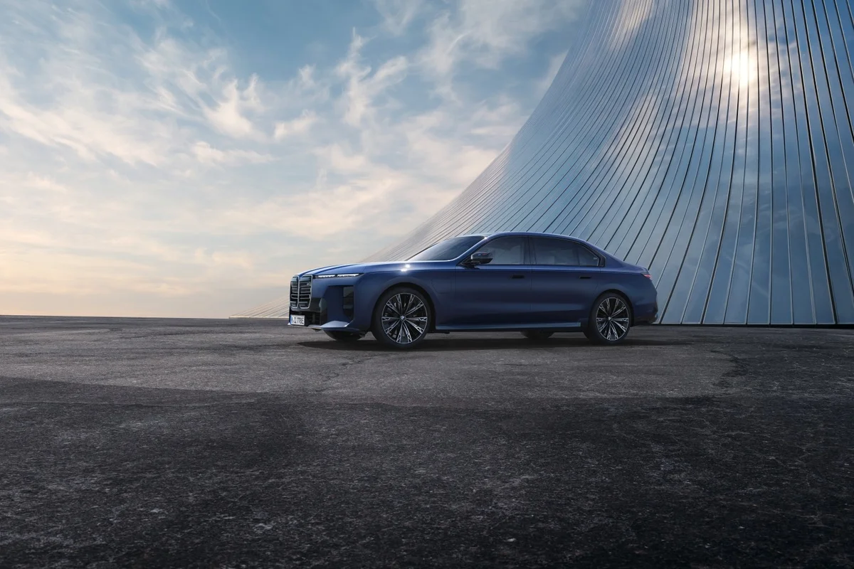 푸른색 BMW 7시리즈 부분변경(G70 LCI) M760e xDrive의 전측면, 새 디자인의 키드니 그릴이 보인다
