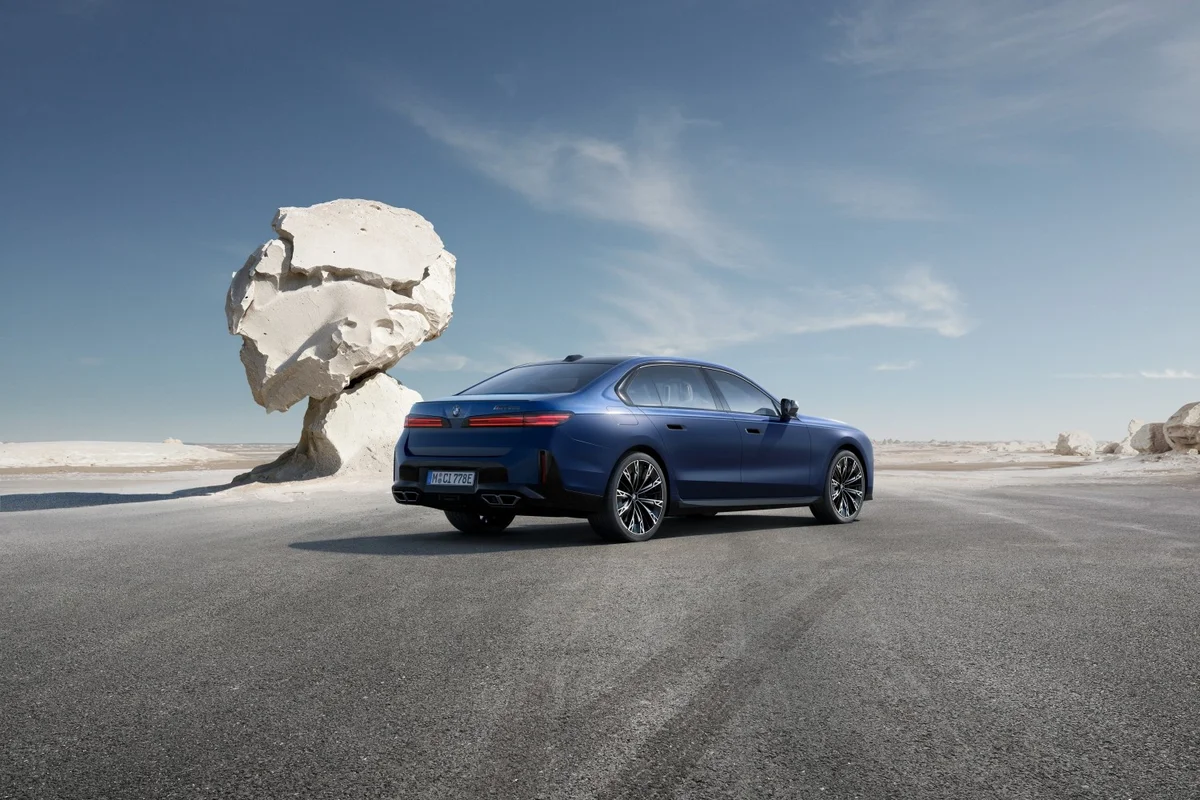 푸른색 BMW 7시리즈 부분변경 모델의 후측면, 가로로 이어진 신형 테일램프가 보인다
