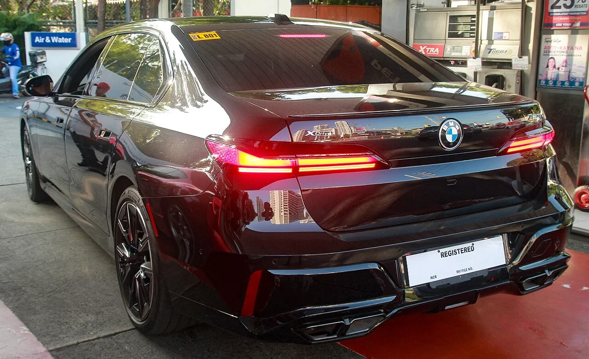 검은색 BMW 760i xDrive G70의 후면, M 스포츠 패키지 프로의 듀얼 배기구가 보인다