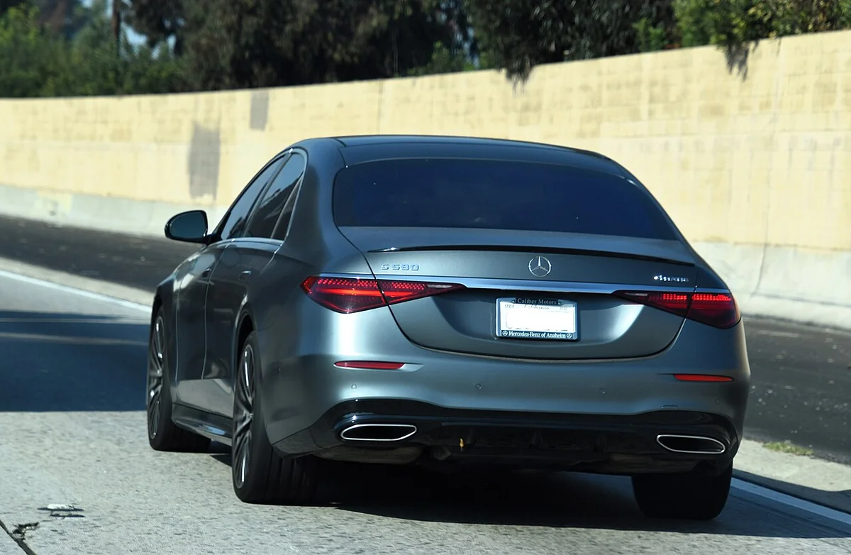 회색 메르세데스-벤츠 S 580 4MATIC W223의 후면