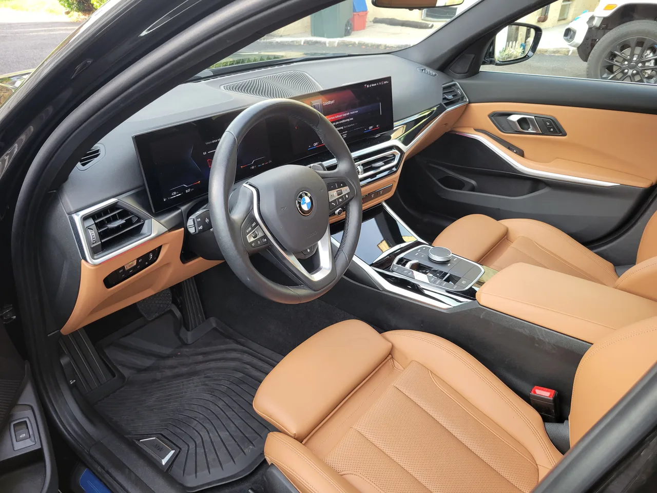 BMW 3시리즈 실내, 카멜 컬러 가죽시트와 디지털 계기판