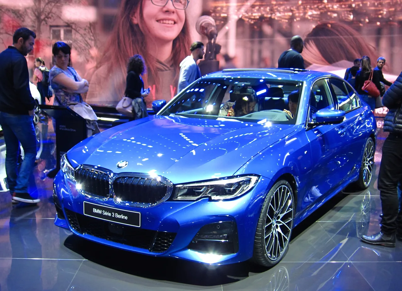 BMW 3시리즈 파란색, 파리모터쇼 전시 모습