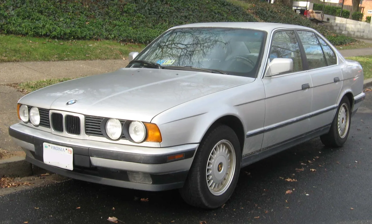 BMW E34 525i 전면부, 은색 차체와 클래식한 콰트로 헤드램프가 보인다