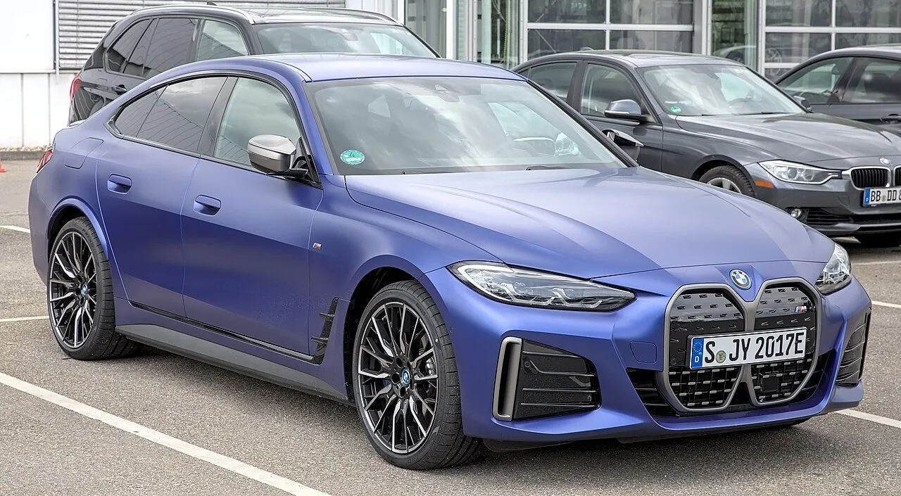 BMW i4 M50 전측면, 블루 색상, 주차장 모습