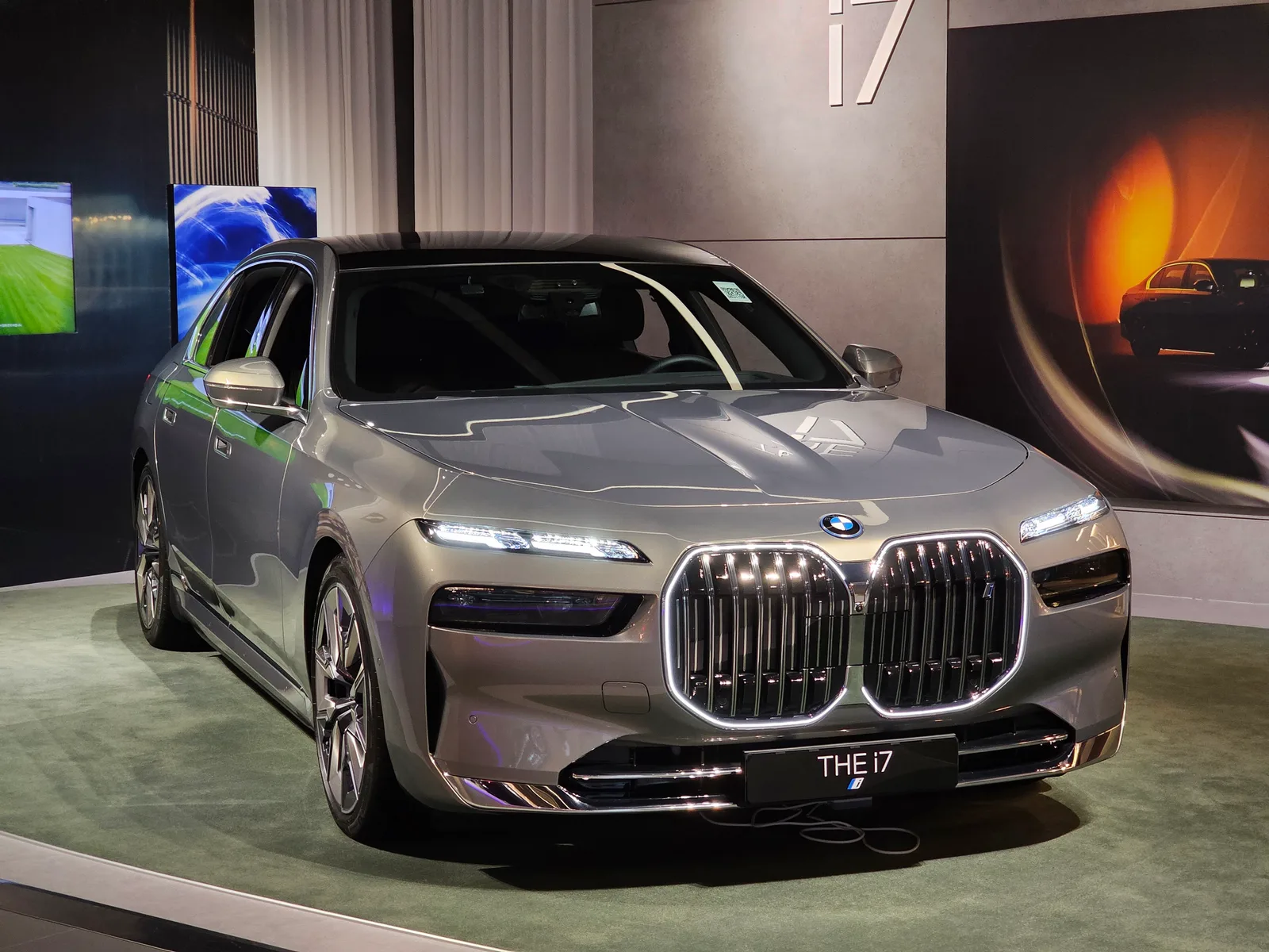 "그릴은 더 슬림해지고, 헤드램프는 거의 사라졌다"… BMW 7시리즈, 8년 만의 대대적 변신